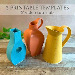 Puede incluir: Tres jarrones de cerámica en tonos azul, naranja y amarillo. El jarrón azul tiene una parte superior cuadrada y una abertura circular. El jarrón naranja tiene una forma angular. La jarra amarilla tiene un asa. Texto: 3 Printable Templates & video tutorials.