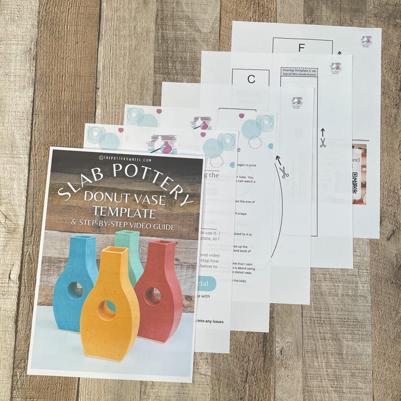 Op de afbeelding: Een printbare sjabloon voor het maken van een donut-vaas met behulp van de slab-pottery-methode. De sjabloon bevat instructies en een stapsgewijze video-handleiding. De afbeelding toont drie afgewerkte vazen in blauw, geel en rood.