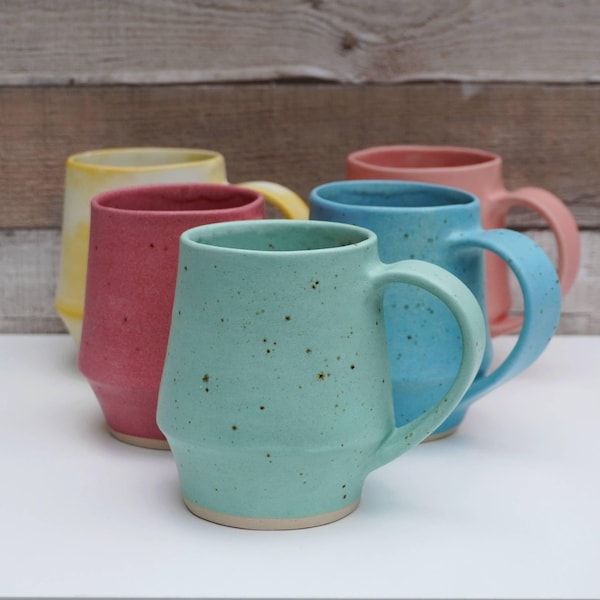 Plantilla de taza de cerámica imprimible con video paso a paso para hacer una taza de cerámica de losa abombada hecha a mano.