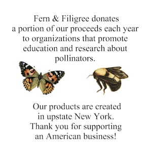 以下が含まれることがあります： 「Fern & Filigreeは、毎年、授粉者を促進する教育と研究を推進する組織に、収益の一部を寄付しています。当社の製品は、ニューヨーク州で製造されています。アメリカのビジネスを支援していただきありがとうございます！」というテキストが書かれたグラフィック。グラフィックには、蝶とマルハナバチも描かれています。
