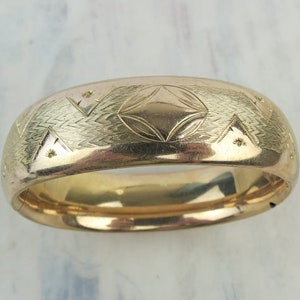 ビクトリア朝の金張りバングルブレスレット：ピラミッドアイの彫刻デザイン