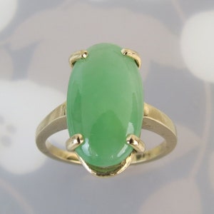 Natural type A green translucent 5.4 carat jade cabochon 14k yellow gold vintage ring size 6.25