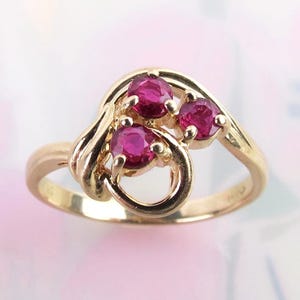 Natural deep red natural three ruby cluster 14k yellow gold swirl ring size 6.25