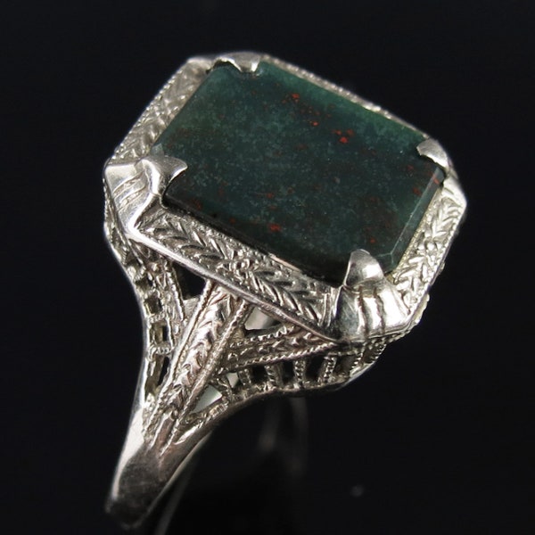 Lovely 1930s art deco 10k white gold filigree ring with a nice bloodstone gem size 6.5