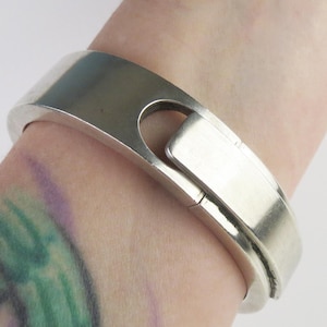 Sleek geometric Modernist sterling silver hinged Vintage bangle bracelet
