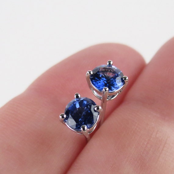 Bright sparkling 1 carat cornflower blue natural s