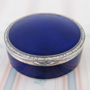 Portapillole rotondo con cerniera in argento sterling 935 blu cobalto scuro guilloché con aureola di perle