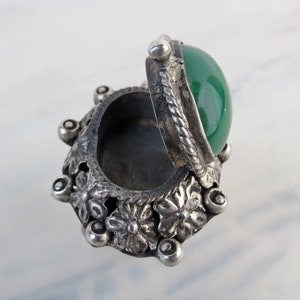 Large old Mexican secret compartment posion or pill box sterling silver green jasper agate ring size 11.75