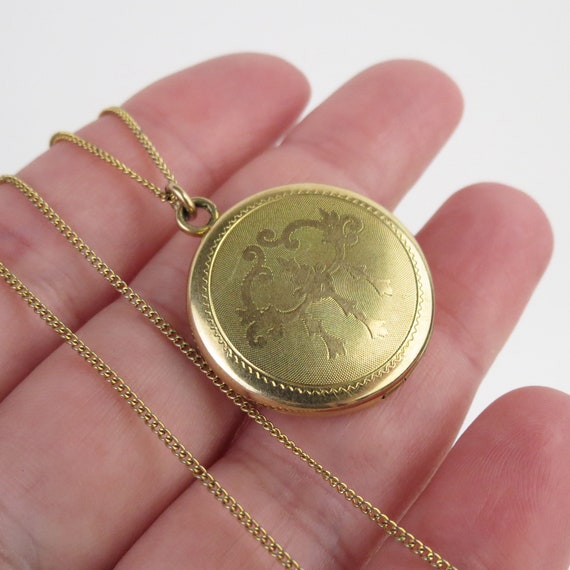 Vintage round R&G Co LaMode locket subtle scroll … - image 10