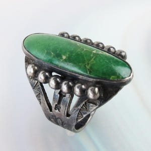 Superb example original patina early 1940s era Native American sterling silver green Cerrillos turquoise ring - size 4.25