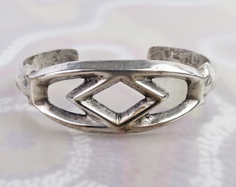 Vintage Native American Navajo simple geometric sandcast sterling silver cuff bracelet
