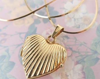 Pretty ribbed 14k yellow gold heart locket pendant on fine 14k yellow gold smooth 17 3/4 inch long chain necklace