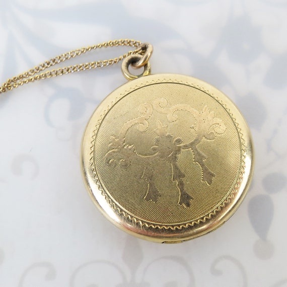 Vintage round R&G Co LaMode locket subtle scroll … - image 1