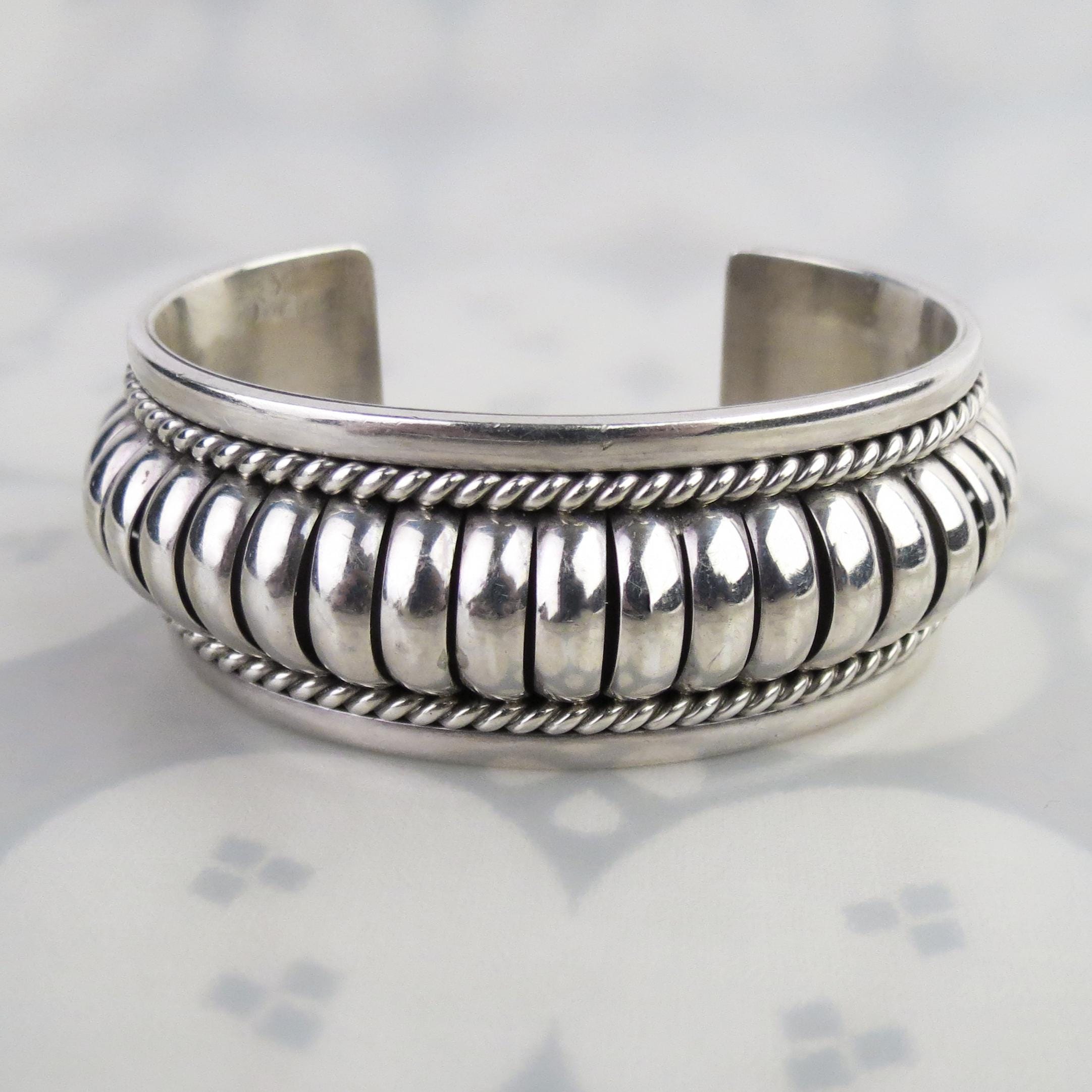 Vintage Sterling Silver バングル　デザイン Thomas Charley Signature Vintage Native American Sterling Silver