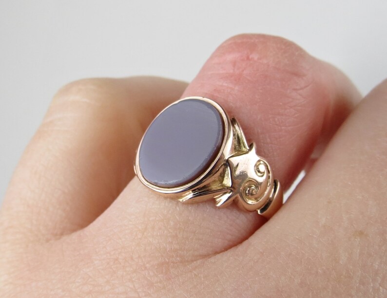 9K Yellow Gold 1912 Birmingham Chalcedony signet ring
