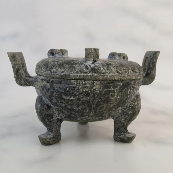 Hetian nephrite jade  " Ding " Shou / Zhou dynasty 3 legged ritual vessel carved like an ancient Chinese cauldron