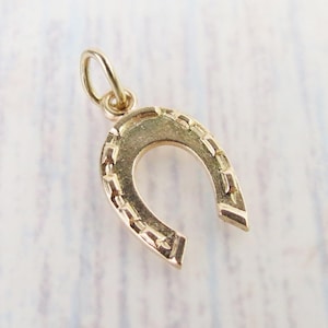 Zierlicher 14k Gelbgold Hufeisenanhänger oder Charm signiert CCC - 1/2 Zoll