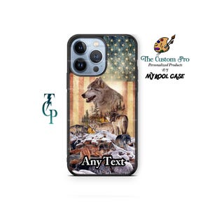 Pode incluir: Uma capa preta para iPhone com um design de lobos e uma bandeira americana. O texto "Any Text" está na parte inferior da capa.