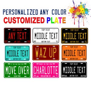 Könnte beinhalten: Eine Auswahl an personalisierten Nummernschildern in verschiedenen Farben, mit anpassbaren Textoptionen. Die Schilder zeigen Texte wie "ANY TEXT", "MIDDLE TEXT" und "WAZ UP". Der Text "PERSONALIZED ANY COLOR CUSTOMIZED PLATE" ist ebenfalls enthalten.