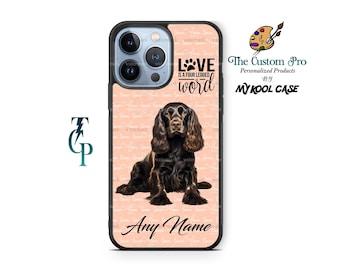 Può includere: Una custodia per telefono nera con sfondo rosa e un cane marrone. Il testo sulla custodia recita "Love is a four legged word".
