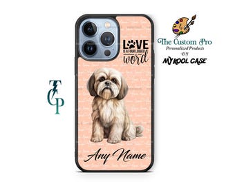 Può includere: Una custodia per iPhone rosa e nera con una simpatica illustrazione di un cane Shih Tzu. La custodia ha il testo "LOVE IS A FOUR LEGGED WORD" e le parole "The Custom Pro Personalized Products by MYKOOL CASE". La custodia ha anche uno spazio per un nome, che dice "Any Name".