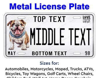 Può includere: Una targa in metallo bianco con un'illustrazione di bulldog. La targa ha spazi per "TOP TEXT", "MIDDLE TEXT" e "BOTTOM TEXT". La targa ha anche le parole "MAY" e "98" stampate su di essa. La targa è per uso personalizzato e può essere utilizzata per automobili, motociclette, ciclomotori, camion, ATV, biciclette, carriole giocattolo, carrelli da golf, sedie a rotelle, letti per bambini, arte da parete, arredamento per la casa, portachiavi e molto altro.