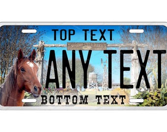 Può includere: Targa rettangolare con una scena rurale con un cavallo marrone, un cancello di legno e un mulino a vento. La targa riporta le scritte "TOP TEXT", "ANY TEXT" e "BOTTOM TEXT" in grassetto nero.