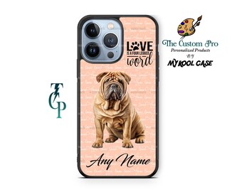 Può includere: Una custodia per telefono rosa e bianca con bordo nero. La custodia presenta un cane marrone e bianco con il testo "LOVE IS A FOUR LEGGED WORD" e le parole "Any Name".