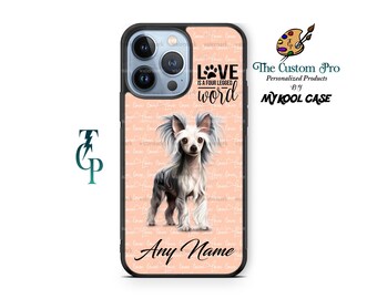 Può includere: Una custodia rosa per iPhone con bordo nero e un'immagine di un cane crestato cinese. Il testo "LOVE IS A FOUR LEGGED WORD" è stampato sulla custodia. La custodia ha anche il testo "Any Name" stampato su di essa.