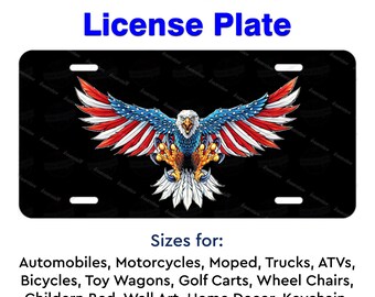 Può includere: Targa nera con un'aquila dettagliata con le ali spiegate nei colori della bandiera americana. Il testo in alto recita "Personalized License Plate". Adatta per auto, moto e decorazioni per la casa. Il design è patriottico.