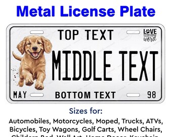 Può includere: Una targa metallica bianca con l'immagine di un cucciolo di golden retriever. La targa ha tre righe di testo: "TOP TEXT", "MIDDLE TEXT" e "BOTTOM TEXT". La targa ha anche il testo "MAY" e "98" sui lati sinistro e destro, rispettivamente. La targa ha un piccolo adesivo con il testo "LOVE IS A FOUR LEGGED WORD".