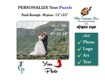 Può includere: Un puzzle rettangolare personalizzato con una foto di matrimonio di una coppia su un ponte. Il puzzle misura 19.05 cm x 24.13 cm e ha 80 pezzi. Il testo include "Mr & Mrs Bennett 07-22-23" e "Personalize Your Puzzle".