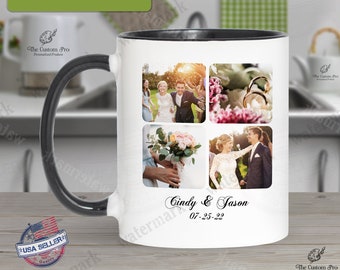 Può includere: Una tazza in ceramica bianca con manico e bordo neri. La tazza ha un collage di quattro foto di matrimonio sul davanti. Le foto mostrano una sposa e uno sposo, un bouquet di fiori e anelli nuziali. Il testo "Cindy & Jason 07-25-22" è stampato sotto le foto.