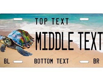 Può includere: Targa rettangolare con un'illustrazione di tartaruga marina su una spiaggia sabbiosa con onde oceaniche. Il testo sulla targa recita "TOP TEXT", "MIDDLE TEXT" e "BOTTOM TEXT".