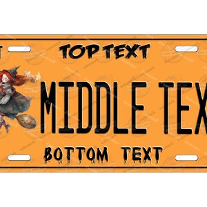 Puede incluir: Placa de matrícula naranja de Halloween con una bruja volando en una escoba. La placa dice "OCT" y "98" en las esquinas superiores. El texto "TOP TEXT" está en la parte superior, "MIDDLE TEXT" en el medio y "BOTTOM TEXT" en la parte inferior.