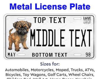 Può includere: Una targa metallica bianca con un'illustrazione di un cane marrone e nero. La targa ha tre righe di testo: "TOP TEXT", "MIDDLE TEXT" e "BOTTOM TEXT". La targa ha anche il testo "MAY" e "98" sui lati sinistro e destro, rispettivamente. La targa ha un piccolo adesivo con il testo "LOVE IS A FOUR LEGGED WORD".
