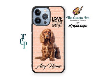 Può includere: Una custodia per telefono rosa e bianca con l'immagine di un cane marrone e bianco. Il testo "LOVE IS A FOUR LEGGED WORD" è stampato sulla custodia. La custodia è personalizzata con il testo "Any Name".
