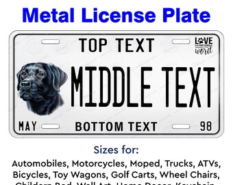 Può includere: Una targa in metallo bianco con testo nero che recita "Personalized Metal License Plate". La targa ha tre righe di testo, con la riga superiore che recita "TOP TEXT", la riga centrale che recita "MIDDLE TEXT" e la riga inferiore che recita "BOTTOM TEXT". La targa ha anche una piccola impronta di zampa nera con il testo "LOVE IS A FOUR LEGGED WORD" nell'angolo in alto a destra. Un Labrador Retriever nero è raffigurato nell'angolo in alto a sinistra.
