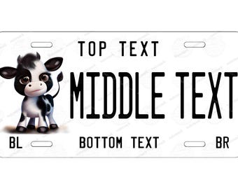 Può includere: Targa bianca con un'illustrazione di una mucca dei cartoni animati. La targa presenta le scritte "TOP TEXT", "MIDDLE TEXT" e "BOTTOM TEXT" in nero. Le lettere "BL" e "BR" sono negli angoli inferiori.