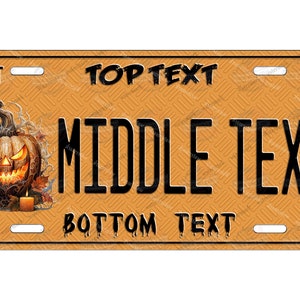 Op de afbeelding: Oranje en zwarte Halloween-kentekenplaat met een jack-o'-lantern, kaarsen en de tekst "TOP TEXT", "MIDDLE TEXT" en "BOTTOM TEXT".