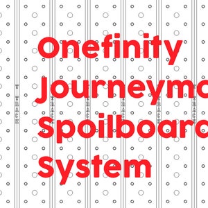 Op de afbeelding: Een wit prikbord met een rode tekstoverlay die "Onefinity Journeyman Spoilboard System" luidt.