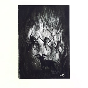 Op de afbeelding: Zwart-witte illustratie van drie figuren die dansen rond een geit op een vurige achtergrond. De tekst "browned orange" staat onderaan de afbeelding.