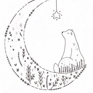 Puede incluir: Un dibujo en blanco y negro de un oso polar sentado en una luna creciente. La luna est&aacute; decorada con peque&ntilde;as flores, hojas y estrellas. Una estrella cuelga de la parte superior de la luna.