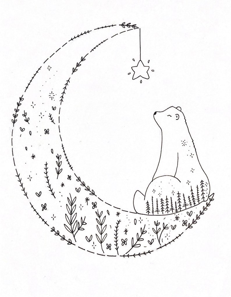 Puede incluir: Un dibujo en blanco y negro de un oso polar sentado en una luna creciente. La luna est&aacute; decorada con peque&ntilde;as flores, hojas y estrellas. Una estrella cuelga de la parte superior de la luna.