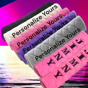 Aggiorna gli interni della tua auto con un paio di copricinture di sicurezza personalizzati: comodi, resistenti e attraenti, un regalo perfetto.