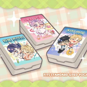 Puede incluir: Tres pequeños tarjeteros rectangulares con ilustraciones y texto coloridos. Cada soporte presenta una pareja de dibujos animados diferente en un lindo estilo chibi. Los soportes son blancos con un fondo azul claro, rosa y azul. El texto "FITS STANDARD SIZED POCAS" está en la parte inferior.