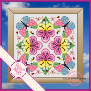 Könnte beinhalten: Kreuzstich-Blumendesign in einem Holzrahmen. Das Kunstwerk zeigt rosa und gelbe Blumen, blaue und rosa Schmetterlinge, Bienen und Marienkäfer. Das Design ist quadratisch und von einem hellbraunen Rahmen umgeben. Der Text "Stitch Doodle" befindet sich auf einem Band.