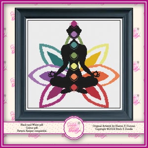 Puede incluir: Patrón de punto de cruz con una silueta negra de una persona en una postura de yoga con siete chakras coloridos, sentada sobre una flor de loto arcoíris. El patrón se titula "Stitch E Doodle" e incluye el texto "Original Artwork by Sharon E Duncan Copyright ©2024 Stitch E Doodle".