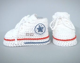 Crochet baby booties in white. Custom, cute and soft pregnancy announcement, babyshower or newborn gift. Baby&#39;s first sneakers.
