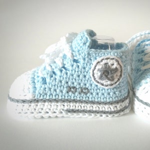 Crochet baby booties in light blue/Pregnancy announcement gift/Soft blue baby sneakers/Newborn babyshower unisex present/Custom baby shoes.